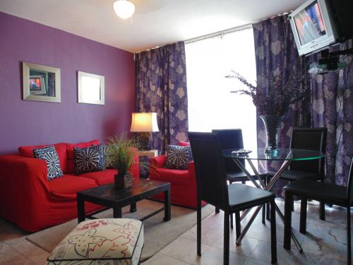 Departamento decorado con tonos lilas y verdes con todos los servicios.