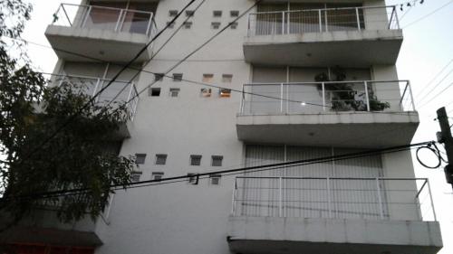 Ubicadísim0 a media  cuadra del periférico sur y  6 min de la zona de hospitales