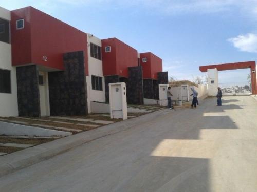 bonita casa de 2 pisos utiliza tu credito INFONAVIT