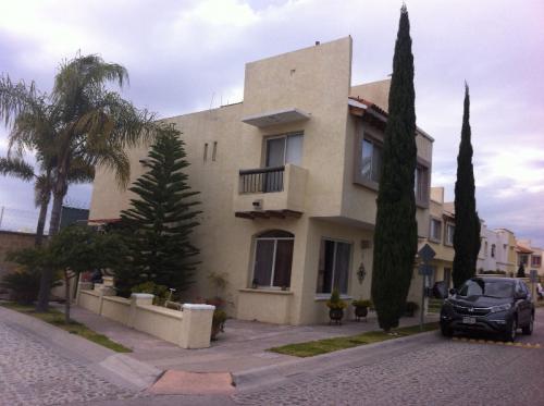 RENTO CASA 2 PLANTAS EN ESQUINA LA RIOJA