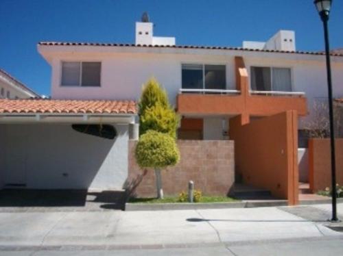 RENTO CASA AL NORTE A PARTIR DEL 1 JULIO DE 4 RECAMARAS