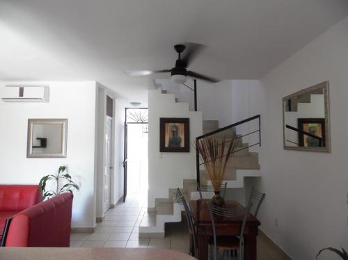 RENTO HERMOSA CASA AMUEBLADA A/A 3 RECAMARAS EN SENDERO DE LUNA