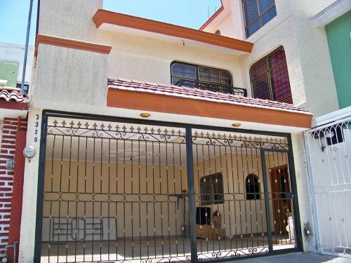 Amplia casa de 3 niveles cerca av Rio Nilo