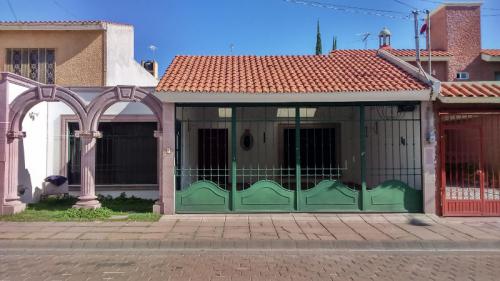 RENTO CASA 1 PLANTA BOSQUES NORTE 220 M2 TERRENO