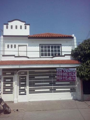 Amplia casa en parte alta cuenta con 2 departamentos