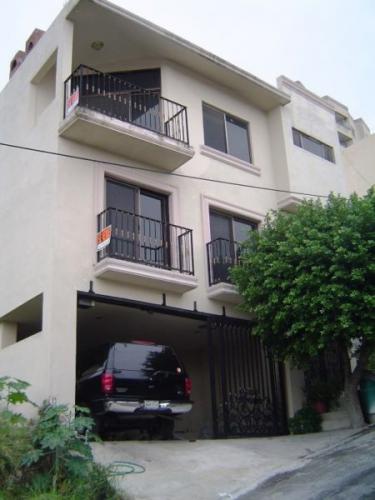 CASA BOSQUES DE LA PASTORA DE 3 NIVELES CON ACABADOS DE LUJO. EXCELENTE OPORTUNIDAD.