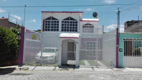 Preciosa Casa de 6 Recámaras en Lomas de San Juan