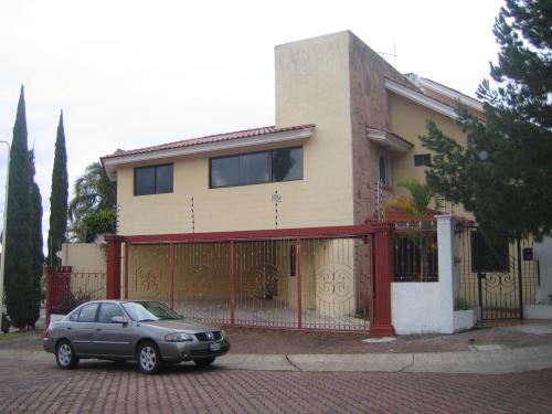 CASA EN RENTA $ 14,000. BUGAMBILIAS 2A. SECCION 4 RECAMARAS, COCHERA PARA 3 AUTOS