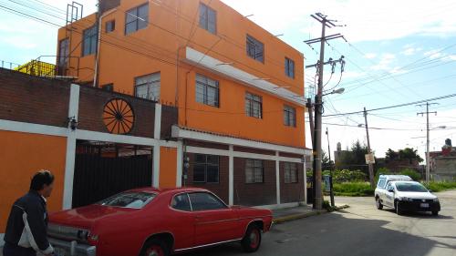 Casa esquina 3 niveles, cada uno un departamento. Posible construir locales en planta baja. ¡URGE! Precio a negociar.