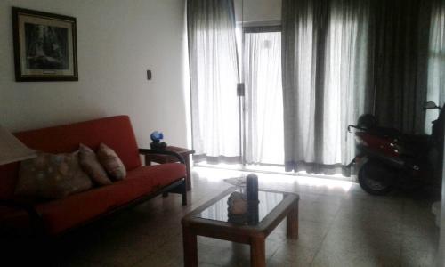 Casa 2 niveles, con departamento chico