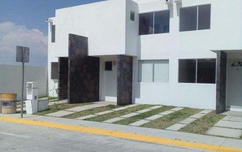CASA MINIMALISTA JUNTO AL LAGO