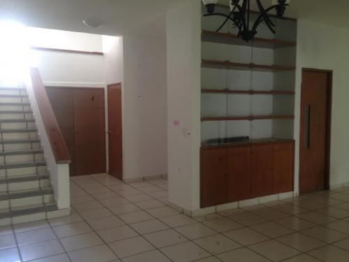 SE RENTA CASA Y LOCAL COMERCIAL.con uso de suelo comercial.