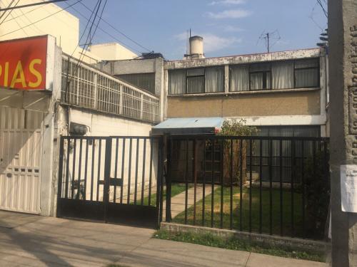 CASA EN VENTA PARA NEGOCIO EXCELENTE INVERSION FRENTE POLITECNICO NACIONAL. OPORTUNIDAD.