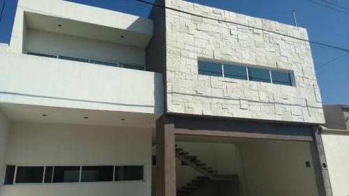 Venco casa nueva en fraccionamiento privado, con seguridad al norte de la ciudad