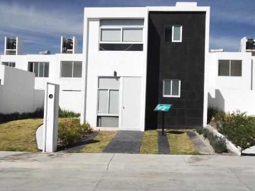 CASA MODELO SOLÉ DE DOS NIVELES CON 3 RECÁMARAS Y 2 BAÑOS COMPLETOS.
