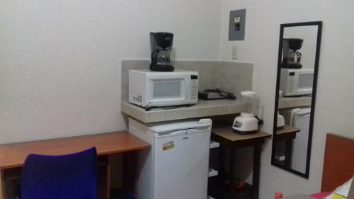 CUARTO AMUEBLADO CLIMATIZADO.