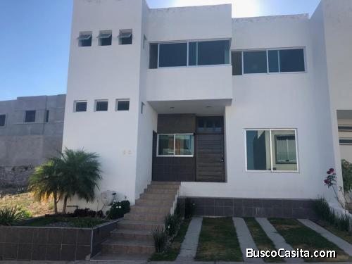 Bonita Casa en Bosque Real