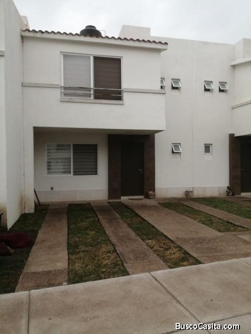 01279 SE RENTA CASA EN RESIDENCIAL ALCÁZAR.