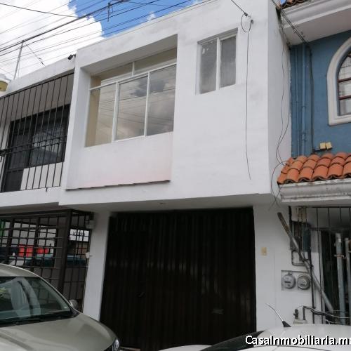 CASA SOLA A 2 CUADRAS DE LA UDLAP FRACC CERRADO