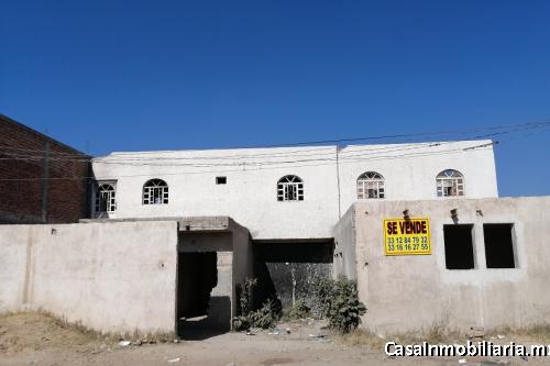 Terreno bardeado en el verde cerca de IBM