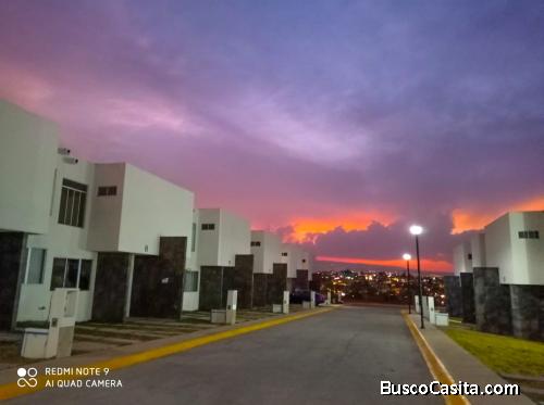 Hermosa residencia a un lado del lago 