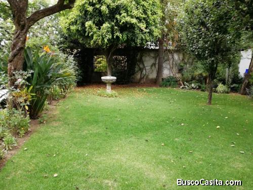 HERMOSA CASA EN UN GRAN TERRENO CON JARDÍN EN EXCELENTE CALLE