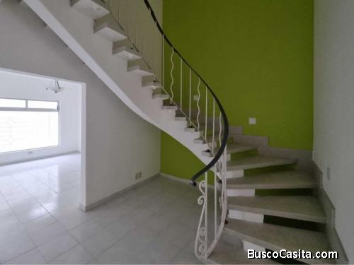 HERMOSA CASA EN VENTA RECIEN REMODELADA EN LA COL. NARVARTE ORIENTE