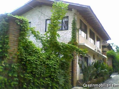 HERMOSO DEPARTAMENTO CON JARDÍN, EN VALLE DE BRAVO