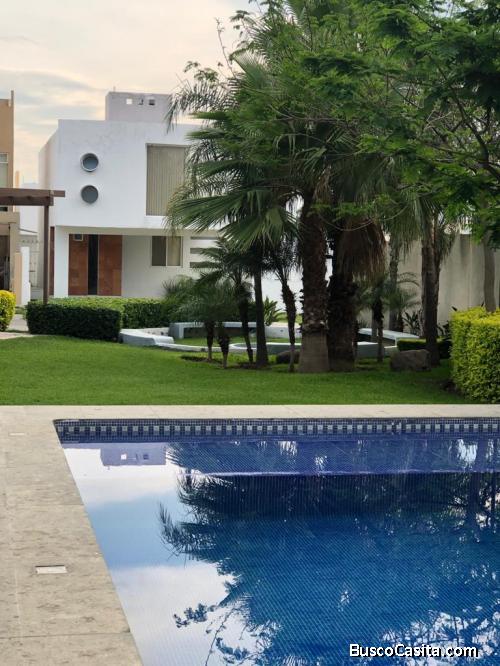 En una super ubicación Casa con jardín y alberca con vigilancia 24 hrs.