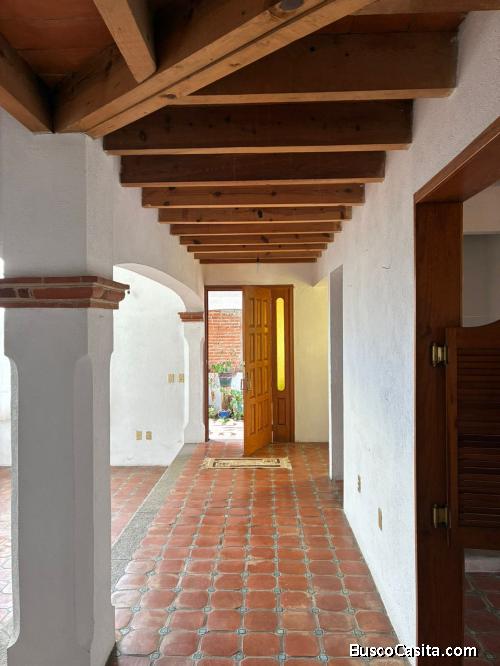 En Frac cerrado con Vigilancia y amplio Jardín