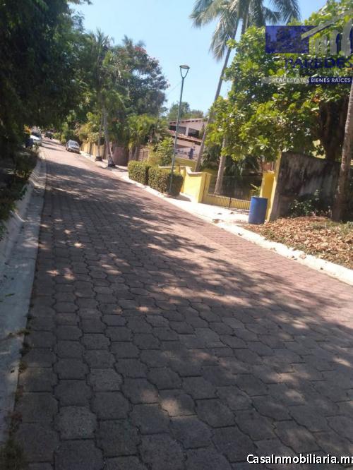Venta de Terreno de 810 m2 frente a campo de golf palma real Ixtapa T501