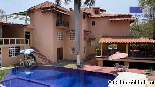 C107 Casa en Venta con piscina 7 recamaras zona Residencial Campo de Golf Ixtapa