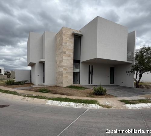 HERMOSA CASA EN VENTA EN VALLES B, FRACCIONAMIENTO EL MOLINO ZONA NORTE DE LEÓN