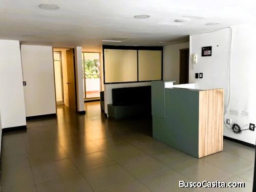 CONSULTORIOOFICINA MUY ILUMINADA CON SEIS CUBÍCULOS Y TERRAZA TECHADA