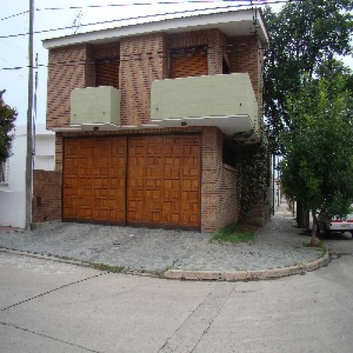 Excelente casa en Alta gracia, a metros de Avenida Principal. 
