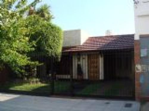 EXCELENTE CASA CON LOTE PROPIO EN VERSALLES