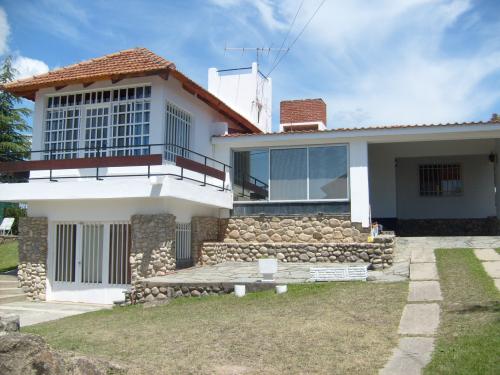  VILLA CARLOS PAZ: Hermosa Casa para 8 personas, a 1 cuadra del lago, hermosa vista, con piscina