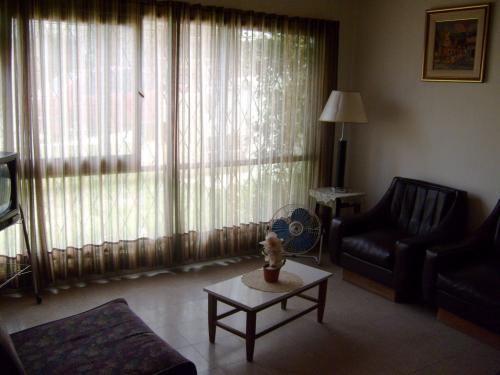 VILLA CARLOS PAZ: CASA PARA 6 PERSONAS A 2 CUADRAS DEL CENTRO.