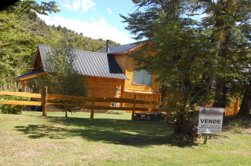 Cabaña de troncos con Arroyo y vertiente, a pocos Kilometros de Cerro Chapelco - San Martín de los Andes