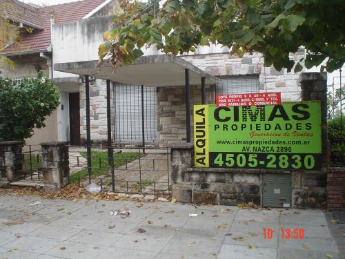 CASA 4 AMB. EN ALQUILER LOTE PROPIO CON COCHERA, JARDIN, TERRAZA, FONDO Y QUINCHO