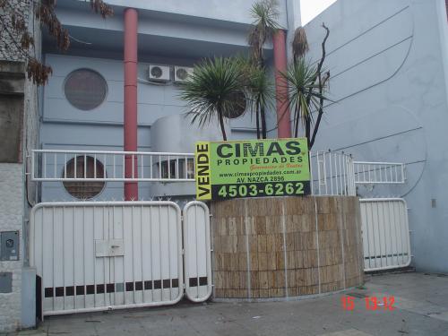 CASA EN 3 PLANTAS 7 AMB. CON JARDIN, FONDO, PILETA, GARAGE P/3 AUTOS