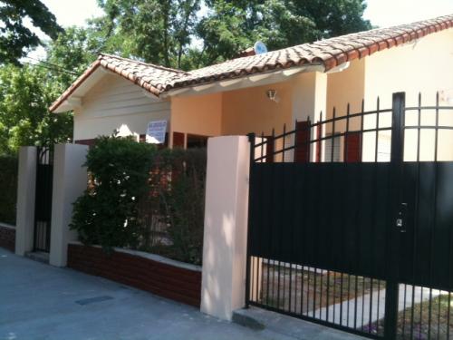 Alquilo Casa en City Bell uso familiar larga estancia.