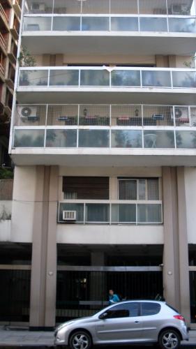 Departamento de 4 ambientes con dependencia, cochera fija y baulera