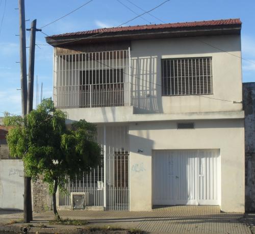 VENTA CASA EN LANUS ESTE ESCUCHO OFERTAS/TOMO PROP EN PARTE DE PAGO DE MENOR VALOR