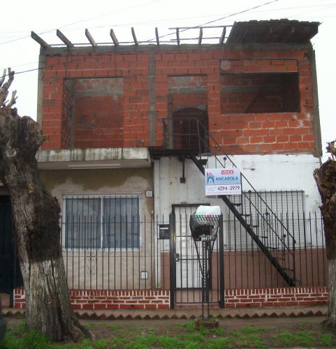 Dúplex con planta baja terminada.