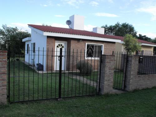 CASA EN VENTA A 10 DE CARLOS PAZ