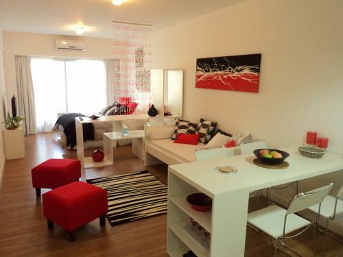 Monoambiente con Tonos Blancos y Rojos para Tres Personas! (Godoy Cruz 2450)