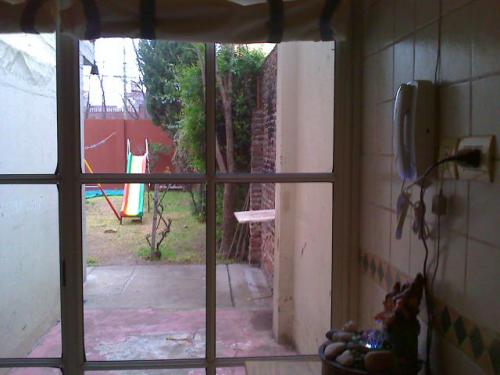 OPORTUNIDAD!VENDO CASA CON AMPLIO JARDIN Y PILETA, EN PESOS!!