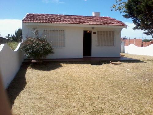 IMPECABLE CHALET EN MAR DEL TUYU CON LOTE PROPIO 