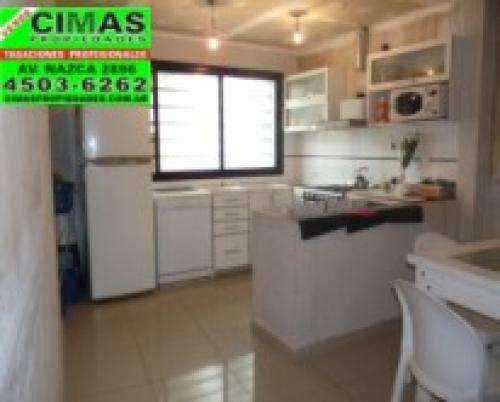 CASA 5 AMB. EN ESQUINA AL FRENTE TOTALMENTE RECICLADA  CON TERRAZA